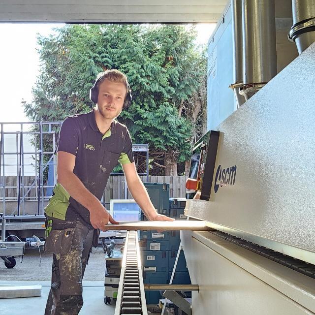 Joris Otto aan het werk in de werkplaats in Best